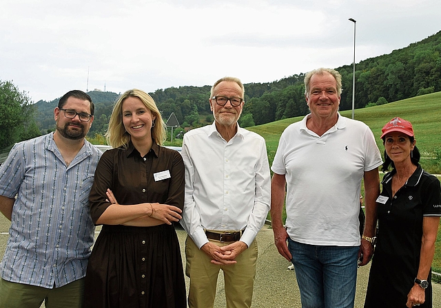 Hans Egloff (Mitte) hielt die Ansprache in Stallikon. Auf dem Bild wird er flankiert von den Gemeinderatsmitgliedern Andreas Zbinden, Eva Kramer, Gemeindepräsident Reto Bernhard und Carmen Müller (von links). 