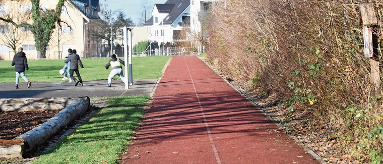 Die beschädigte 100-Meter-Tartanbahn der Schulanlage Chappelistein wird erneuert. Parallel dazu entsteht ein Fussweg, wozu die Böschung um sieben Meter verschoben werden muss. (Bild Werner Schneiter)
