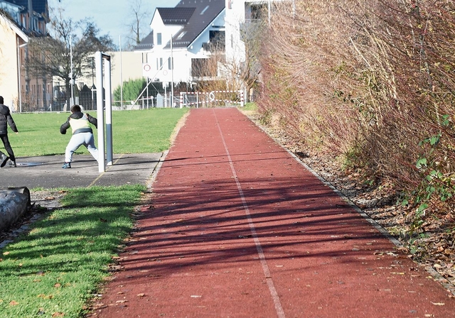 Die beschädigte 100-Meter-Tartanbahn der Schulanlage Chappelistein wird erneuert. Parallel dazu entsteht ein Fussweg, wozu die Böschung um sieben Meter verschoben werden muss. (Bild Werner Schneiter)