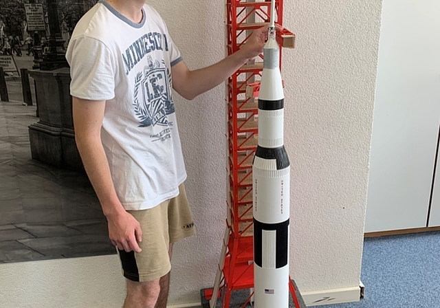 Im Massstab 1:87: Michael Kunz und sein 1,26 m hohes ­Saturn-V-Modell, der Rakete, welche mit Apollo 11 die ersten Menschen auf den Mond brachte. (Bild Stefan Schneiter)