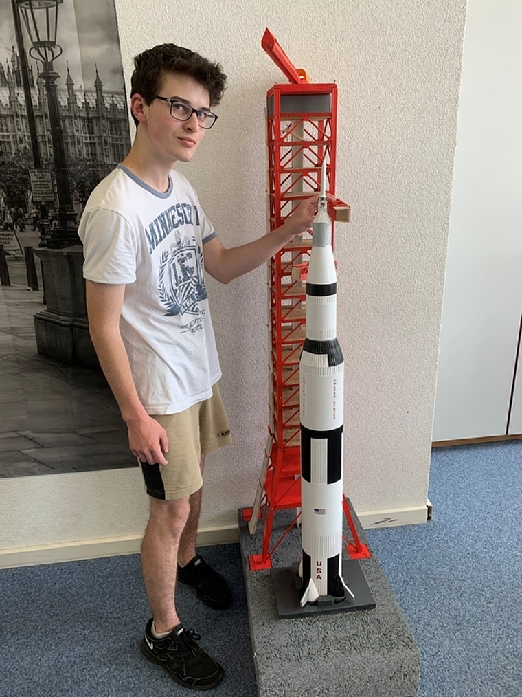 Im Massstab 1:87: Michael Kunz und sein 1,26 m hohes Saturn-V-Modell, der Rakete, welche mit Apollo 11 die ersten Menschen auf den Mond brachte. (Bild Stefan Schneiter)