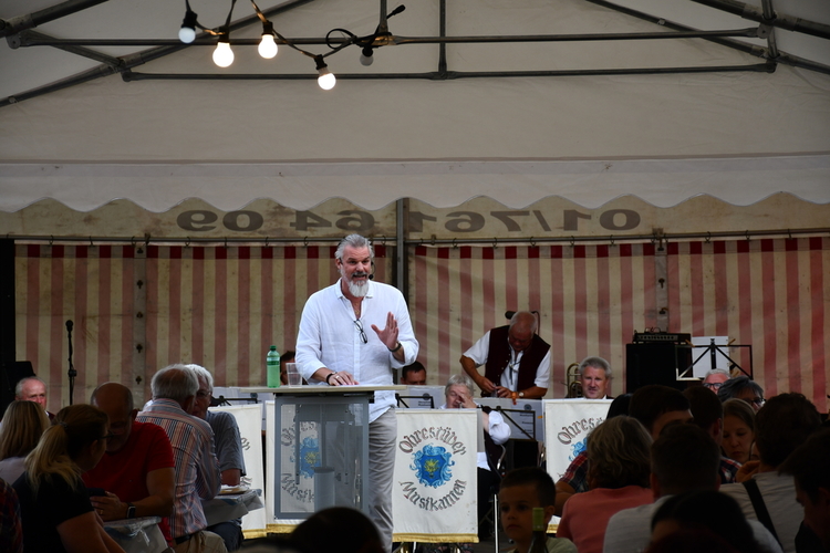 EVZ-Stadionmoderator Thomy Jeker bei seiner Rede in Obfelden. (Bild Dominik Stierli)