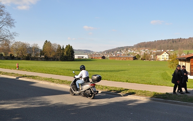 Zwischen Schulhaus Ennetgraben und Friedhof in Affoltern: Möglicher Standort für eine Mittelschule Knonauer Amt. (Bild Werner Schneiter)