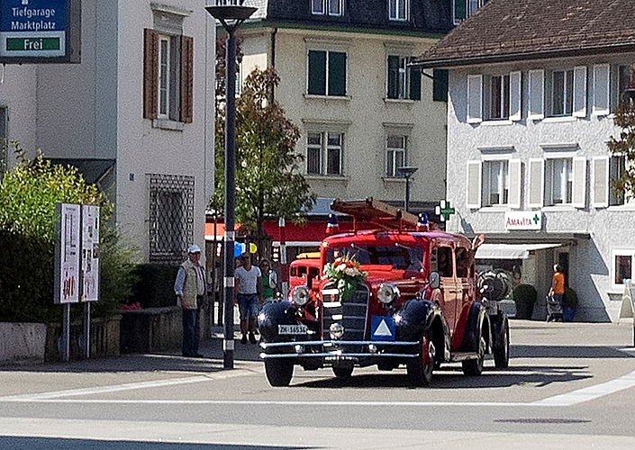 80 Jahre: Der Cadillac führt den Corso durch Affoltern an. (Bild Thomas Hadorn)Bruno Lässer und Dani Zollinger (re.) geben Gränichen gleich das Startsignal.Weite Anreise: Die ADL der Hilti, Fürstentum Liechtenstein. (Bilder Thomas Stöckli)Alt Kadi Urs Furrer beweist «Pfuus».Der Ballon am anderen Schlauchende.