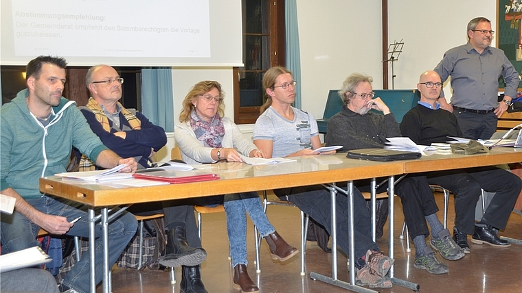 Einigen kritischen Fragen ausgesetzt: Der Gemeinderat Rifferswil. (Bild Martin Mullis)