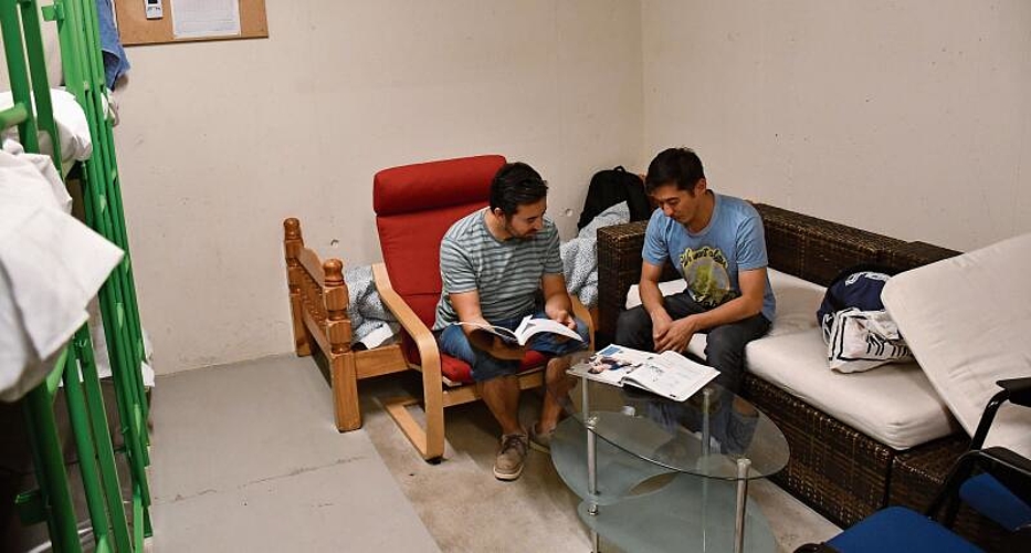 Der afghanische Journalist Hameedullah (links) mit seinem Kollegen in einem der Schlafräume in der Asylunterkunft in Obfelden. (Bilder Dominik Stierli)