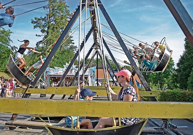 Auf der Riesenschaukel war es möglich, bis fast in die Waagrechte hochzuschaukeln.