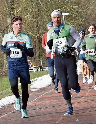 Zwei Mettmenstetter gleichauf beim ersten Zieldurchlauf nach zwei Kilometern: Moritz Schmid vom RRC Amt (180) und Manuel Schönbächler vom Team Koach (130). Zwei Mettmenstetter gleichauf beim ersten Zieldurchlauf nach zwei Kilometern: Moritz Schmid vom RRC Amt (180) und Manuel Schönbächler vom Team Koach (130).