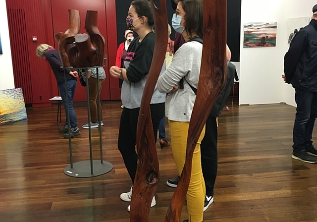 Corona-Kunst von Peter Heusi: «Richtiger Abstand» und «maximal5».