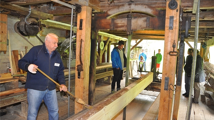 Pferdehuf beschlagen. Am Spinnrad. Mühlentag-Macher, von links: Stiftungspräsident Ferdinand Gramsamer, Fredi Hofmann, Windmühlen-Betreiberin Barbara Tanner und Adrian Schürch. Bei den «Wöschwiibern» der Trachtengruppe Sihltal: Den Knirps fotografieren, wie er sich im einstigen Waschen von Wäsche versucht. Klöppeln ... 