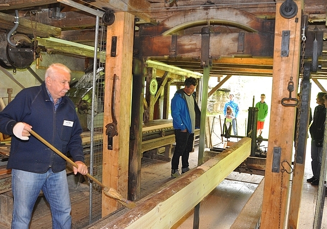 Pferdehuf beschlagen. Am Spinnrad. Mühlentag-Macher, von links: Stiftungspräsident Ferdinand Gramsamer, Fredi Hofmann, Windmühlen-Betreiberin Barbara Tanner und Adrian Schürch. Bei den «Wöschwiibern» der Trachtengruppe Sihltal: Den Knirps foto