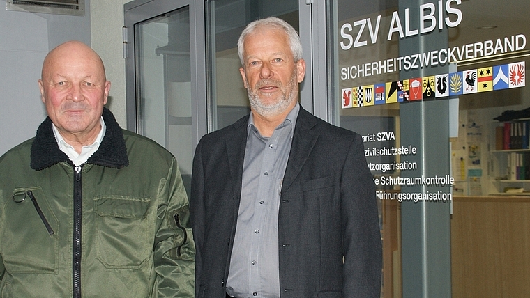 Ruedi Fornaro (rechts), Präsident des Sicherheitszweckverbands Albis, mit dem neuen Chef RFO, Primus Kaiser. (Bild Thomas Stöckli)