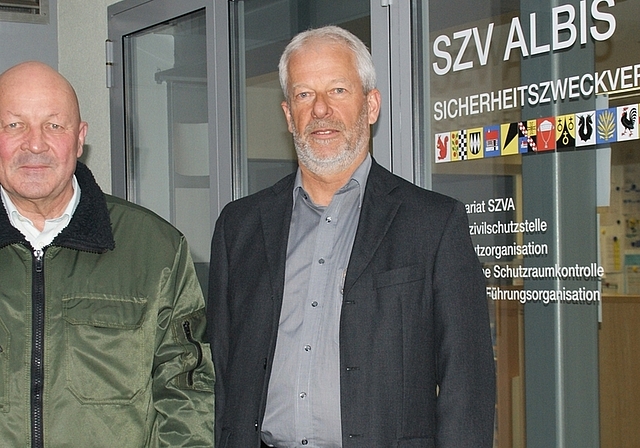 Ruedi Fornaro (rechts), Präsident des Sicherheitszweckverbands Albis, mit dem neuen Chef RFO, Primus Kaiser. (Bild Thomas Stöckli)