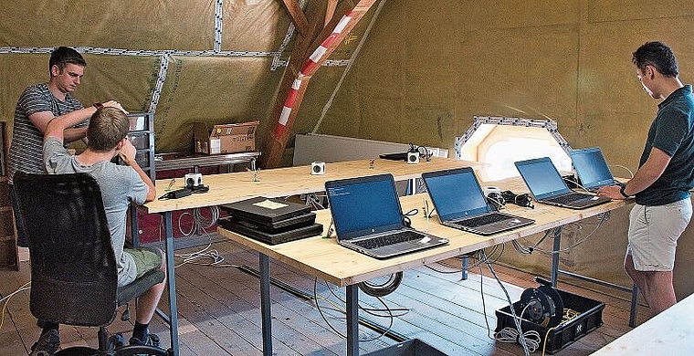 Die Laptops werden im Pfarrhaus Merenschwand auf ihr neues Leben vorbereitet. Ganz links: Tobias Schär. (Bild Caspar Türler)