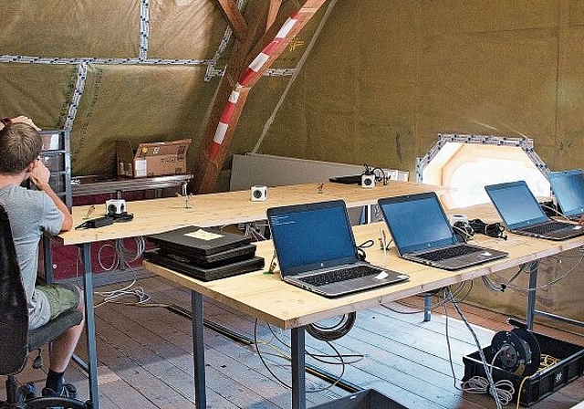 Die Laptops werden im Pfarrhaus Merenschwand auf ihr neues Leben vorbereitet. Ganz links: Tobias Schär. (Bild Caspar Türler)