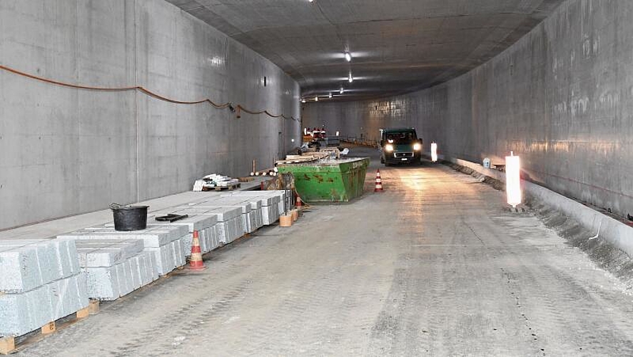 Noch fahren nur Baustellenfahrzeuge durch die zukünftige Überdeckung Bickwils. Ab Juni 2023 ist der Zubringer für alle offen. (Bilder Dominik Stierli)
