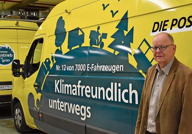 Claude Wuillemin ist stolz auf seinen letzten ausgeführten Auftrag – schon 7000 Fahrzeuge der Post sind elektrisch unterwegs. (Bild Marianne Voss)