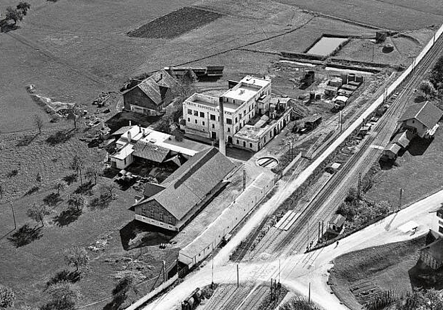 Eine Luftaufnahme von 1924, auf der die chemische Fabrik zu sehen ist. Erstaunlich, wie sich der Ort 
in den letzten 100 Jahren verändert hat und sich auch weiter verändern wird. (Bildarchiv ETHZ)