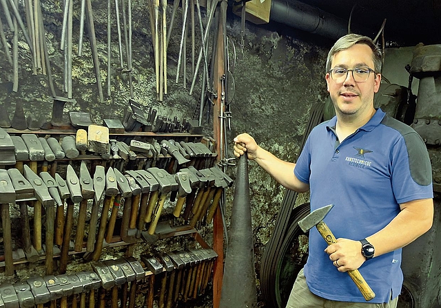 Einst war die Kunstschmiede Hedinger eine Ein-Mann-Werkstatt. Heute beschäftigt Daniel Hedinger acht Mitarbeitende in seinem Betrieb. (Bild Deviprasad Rao)