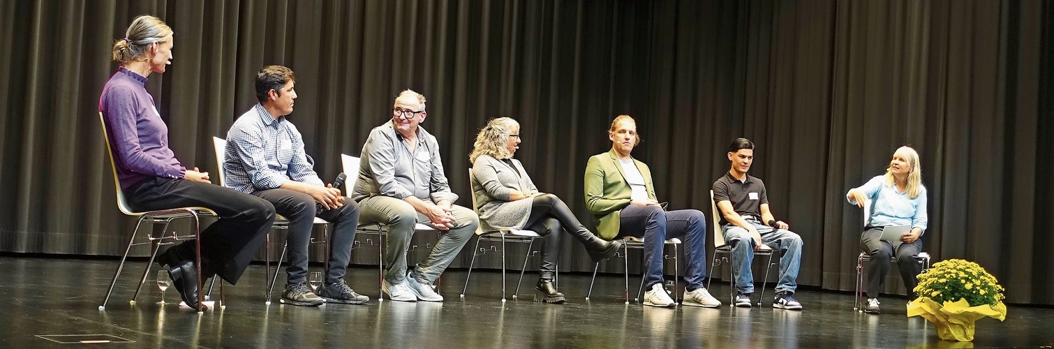 Die Gesprächsrunde auf der Bühne des Kasinosaals. (Bilder Marcus Weiss) Die Gesprächsrunde auf der Bühne des Kasinosaals. (Bilder Marcus Weiss)