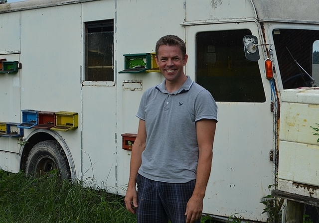 Mittlerweile ist der «Berna»-Armeelastwagen zwischen Hausen und Kappel wieder bevölkert und das Lächeln zurück im Gesicht von Imker Urs Bosshard. Er hat Bienen aus Aeugst umgesiedelt. (Bild Thomas Stöckli)