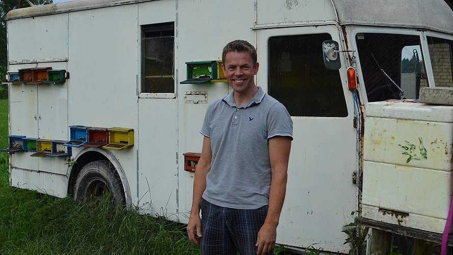 Mittlerweile ist der «Berna»-Armeelastwagen zwischen Hausen und Kappel wieder bevölkert und das Lächeln zurück im Gesicht von Imker Urs Bosshard. Er hat Bienen aus Aeugst umgesiedelt. (Bild Thomas Stöckli)