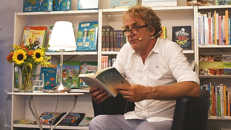 Alex Capus zog das Publikum in den Bann seiner Geschichte. Für Lacher sorgten besonders die Dialoge zwischen Max und Tina. <em>(Bild Livia Häberling)</em>