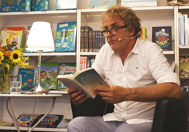 Alex Capus zog das Publikum in den Bann seiner Geschichte. Für Lacher sorgten besonders die Dialoge zwischen Max und Tina. <em>(Bild Livia Häberling)</em>