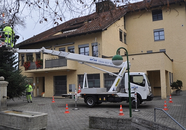 Mit dem Kauf des ehemaligen Postlokals am Dorfplatz, wo nun der Weihnachtsbaum steht, sichert sich die Gemeinde mehr Mitspracherecht bei der Gestaltung des Dorfzentrums. <em>(Bild Werner Schneiter)</em>
