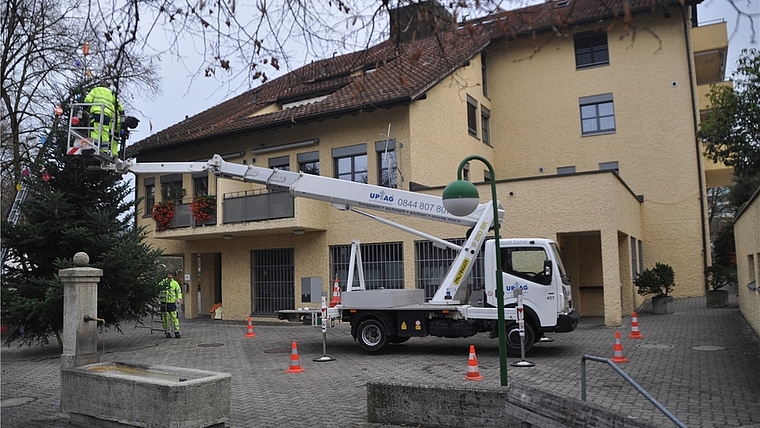 Mit dem Kauf des ehemaligen Postlokals am Dorfplatz, wo nun der Weihnachtsbaum steht, sichert sich die Gemeinde mehr Mitspracherecht bei der Gestaltung des Dorfzentrums. <em>(Bild Werner Schneiter)</em>