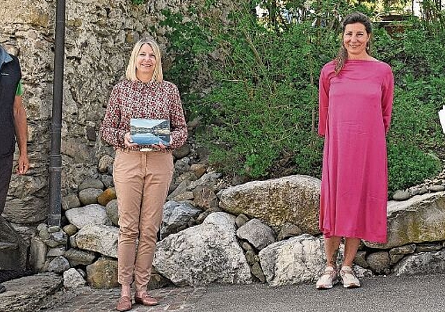 Am Samstag veranstalteten Romeo Nagele (1.v.l.) und Miriam Petrachi (3.v.l.) die erste von zwei Vernissagen. Auch die Aeugster Gemeindepräsidentin Nadia Hausheer (2.v.l.) und Gemeinderätin Marlyse Blatter nahmen teil. (Bild Livia Häberling)