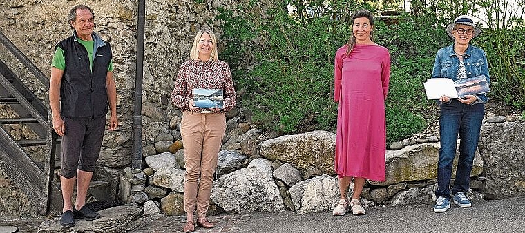 Am Samstag veranstalteten Romeo Nagele (1.v.l.) und Miriam Petrachi (3.v.l.) die erste von zwei Vernissagen. Auch die Aeugster Gemeindepräsidentin Nadia Hausheer (2.v.l.) und Gemeinderätin Marlyse Blatter nahmen teil. (Bild Livia Häberling)