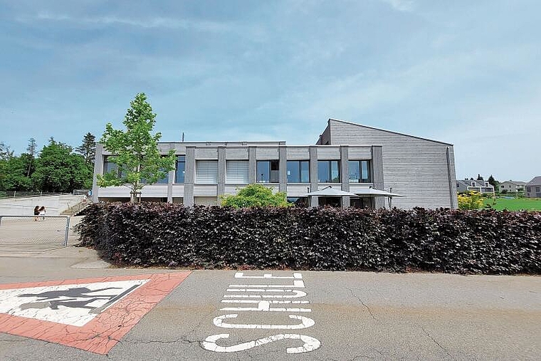 Langfristige Planung ist gefragt: Das Schulhaus Tömlimatt bietet zu wenig Raum für acht Klassen. Wenn alle heutigen Bauzonen genutzt werden, zählt Kappel
aber 18 bis 19 Klassen. (Bild Bernhard Schneider)