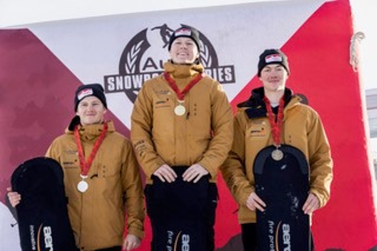 Schweizer U20-Meister Laurin Furrer strahlt auf dem Podest zwischen seinem grossen Bruder Julian (links) und Simon Maier. (Bild Dominic Steinmann)