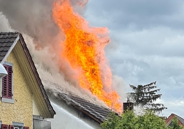 Flammen schiessen aus dem Dach – gefährlich nahe an umliegenden ­Wohnhäusern. (Bild Bernadette Schneiter)