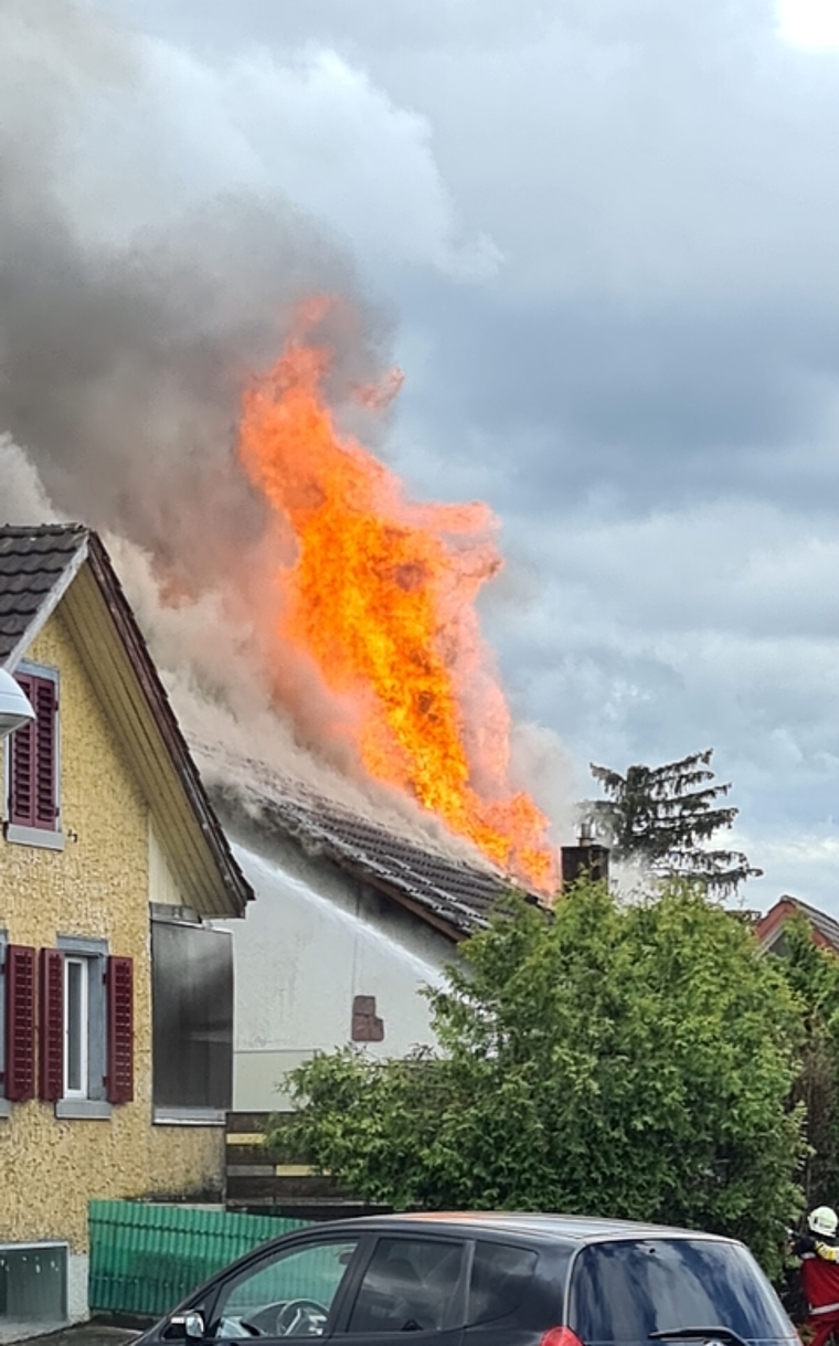 Flammen schiessen aus dem Dach – gefährlich nahe an umliegenden ­Wohnhäusern. (Bild Bernadette Schneiter)