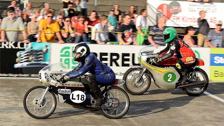 Die leichte 50-Kubik-Kreidler-Rennmaschine des Ebertswilers Dominik Muheim (vorne) schafft mit ihren 18 PS bis Tempo 200 km/h. (Bild Martin Platter)