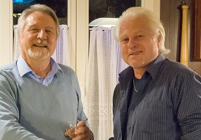 «Abgemacht, du gewinnst alle Partien...», scherzt Klubpräsident Kaspar Köchli (rechts) zu Wettswils neuem Spitzenspieler Andreas Huss. (Bild Marcel Hess)