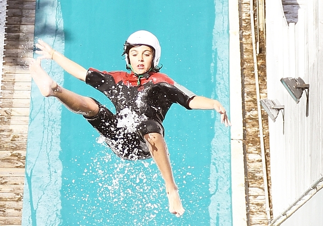 Wer den Adrenalinkick suchte, konnte sich am letzten Freitag im Neoprenanzug die kleine Schanze hinunterstürzen. <em>(Bild Livia Häberling)</em>