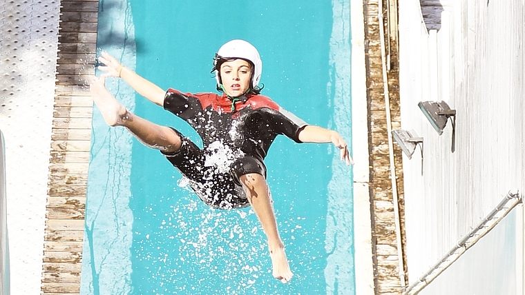 Wer den Adrenalinkick suchte, konnte sich am letzten Freitag im Neoprenanzug die kleine Schanze hinunterstürzen. <em>(Bild Livia Häberling)</em>