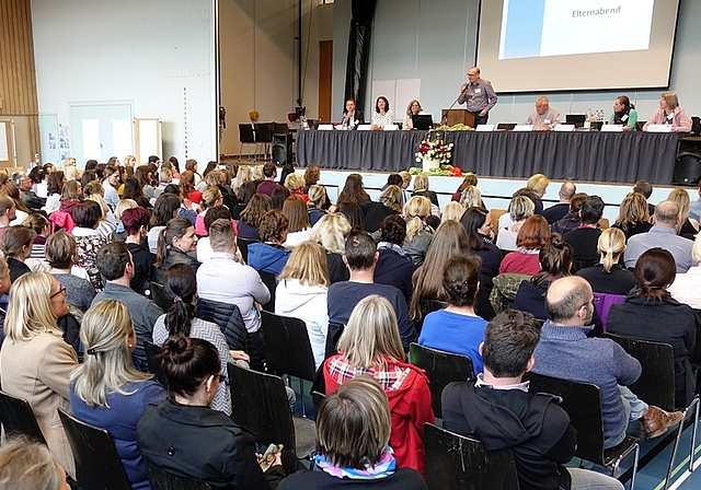Grosses Interesse am Elternabend der Primarschule Stallikon am Mittwochabend. <em>(Bild Martin Platter)</em>