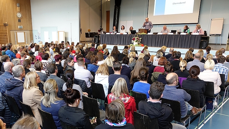 Grosses Interesse am Elternabend der Primarschule Stallikon am Mittwochabend. <em>(Bild Martin Platter)</em>
