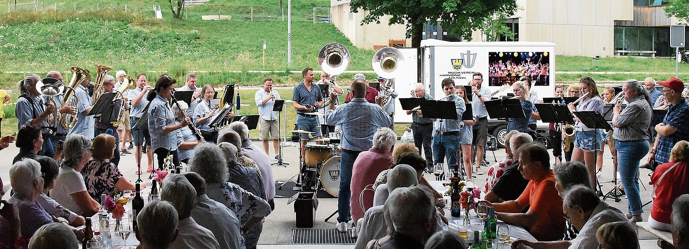 Das Konzert der Musikgesellschaft Stallikon und der Harmonie Adliswil trug zusammen mit dem Catering des Teams um den ehemaligen Gemeinderat Röbi Sidler zum üblichen grossen Publikumsaufmarsch bei. (Bilder Bernhard Schneider) Das Konzert der Musikgesellschaft Stallikon und der Harmonie Adliswil trug zusammen mit dem Catering des Teams um den ehemaligen Gemeinderat Röbi Sidler zum üblichen grossen Publikumsaufmarsch bei. (Bilder Bernhard Schneider)