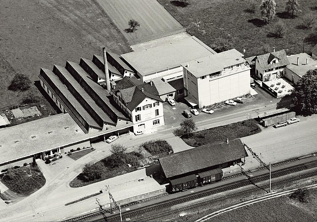 Die Gebäude der ehemaligen Seidenweberei Syfrig in Mettmenstetten etwa 1960. (Bild zvg)