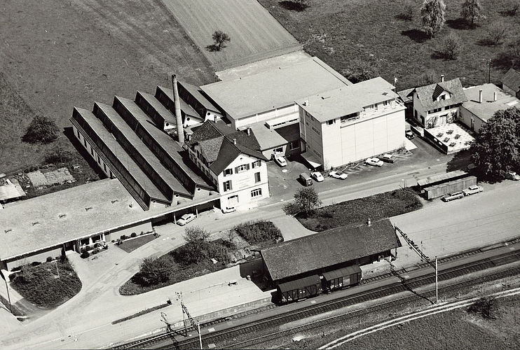 Die Gebäude der ehemaligen Seidenweberei Syfrig in Mettmenstetten etwa 1960. (Bild zvg)