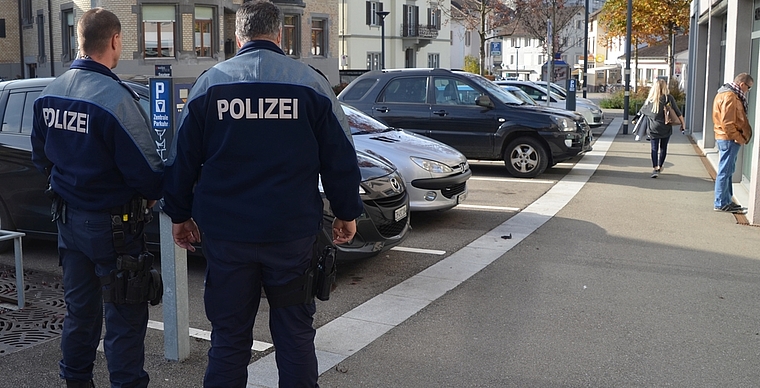 Kommunalpolizisten bei der Kontrolle einer Parkuhr, hier in Affoltern. (Bild tst.)