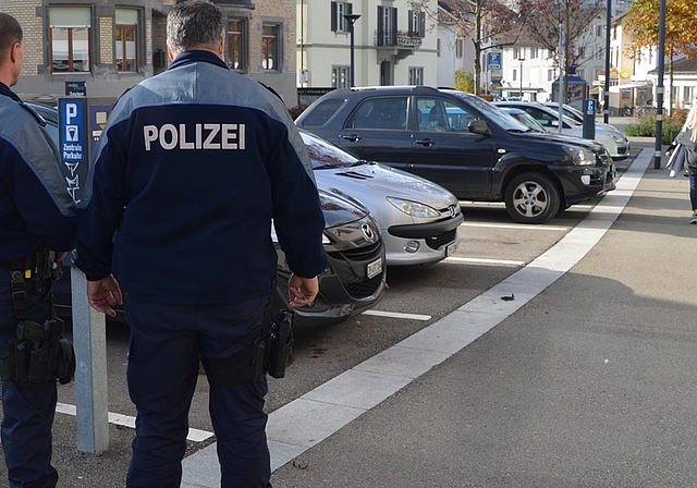 Kommunalpolizisten bei der Kontrolle einer Parkuhr, hier in Affoltern. (Bild tst.)