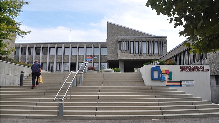Das Bezirksgebäude in Affoltern, wo auch das Bezirksgericht domiziliert ist. Es kann sich nach wie vor nicht über Arbeitsmangel beklagen.<em> (Bild Werner Schneiter)</em>