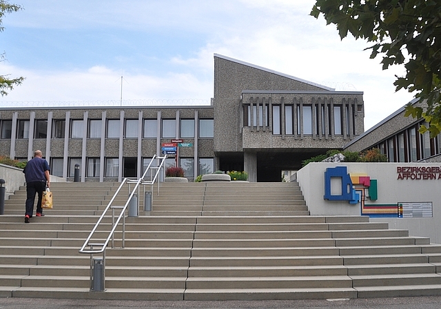 Das Bezirksgebäude in Affoltern, wo auch das Bezirksgericht domiziliert ist. Es kann sich nach wie vor nicht über Arbeitsmangel beklagen.<em> (Bild Werner Schneiter)</em>