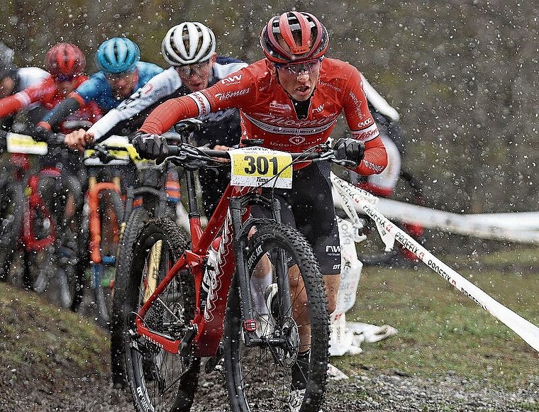 Timo Müller kämpft sich durch den Schneeregen auf Rang drei am Proffix Swiss-Bike-Cup-Auftakt letzten Sonntag in Leukerbad. (Bild Savanna Pearcey)
